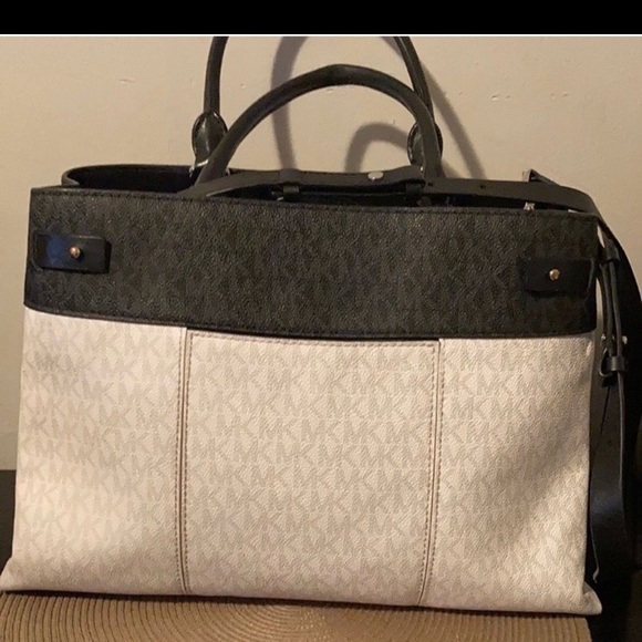 Michael Kors purse - Picture 6 of 10